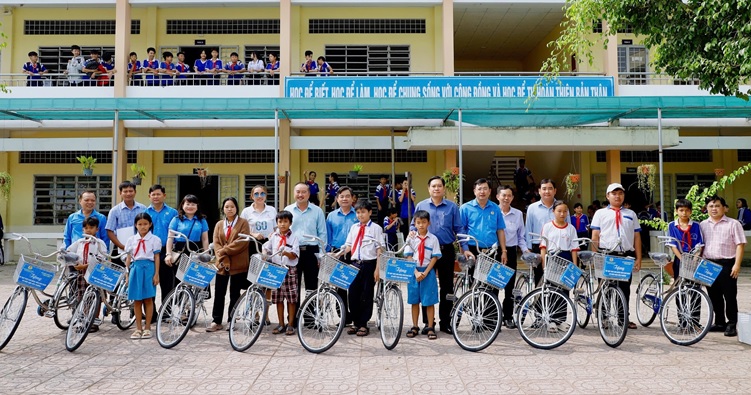 LIÊN ĐOÀN LAO ĐỘNG HUYỆN THỚI LAI TRAO TẶNG XE ĐẠP VÀ QUÀ CHO CON ĐOÀN VIÊN KHÓ KHĂN