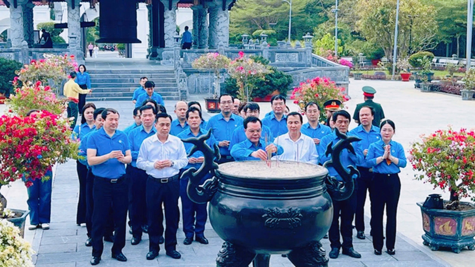 Đoàn công tác Cụm thi đua các LĐLĐ thành phố trực thuộc Trung ương dâng hương tri ân tại Côn Đảo