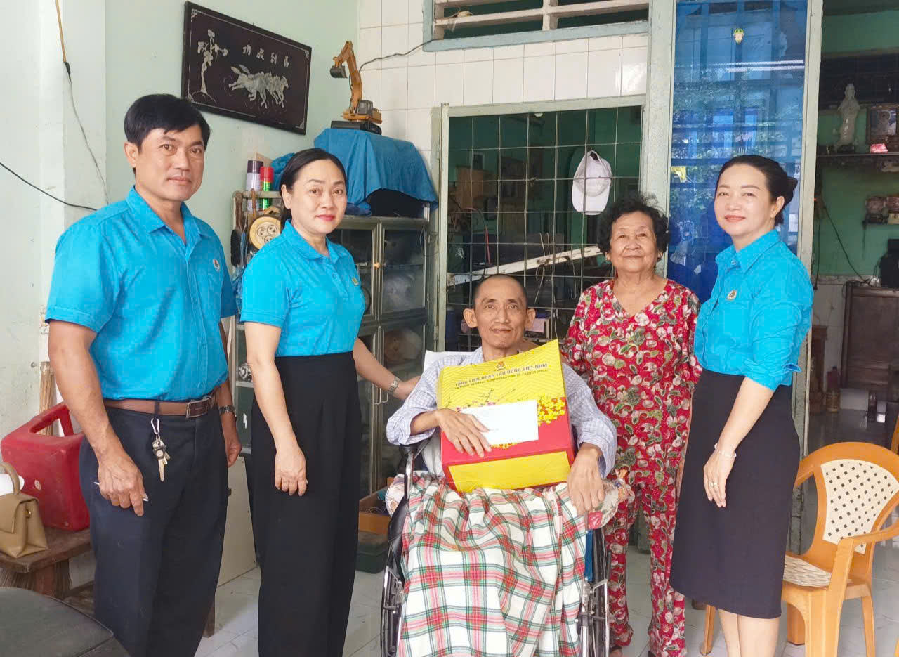 Thăm, tặng quà công nhân bị tai nạn lao động