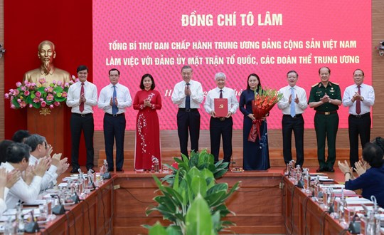 Tổng Bí thư Tô Lâm đến dự làm việc và trao Quyết định của Bộ Chính trị về thành lập Cơ quan Ủy ban Trung ương Mặt trận Tổ quốc Việt Nam