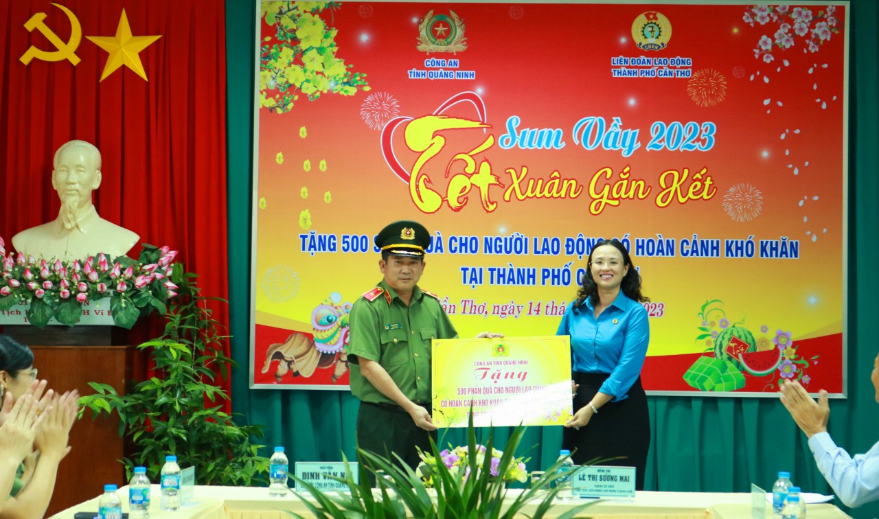 Thiếu tướng Đinh Văn Nơi, Giám đốc Công an tỉnh Quảng Ninh tặng 500 phần quà Tết cho người lao động có hoàn cảnh khó khăn thành phố Cần Thơ