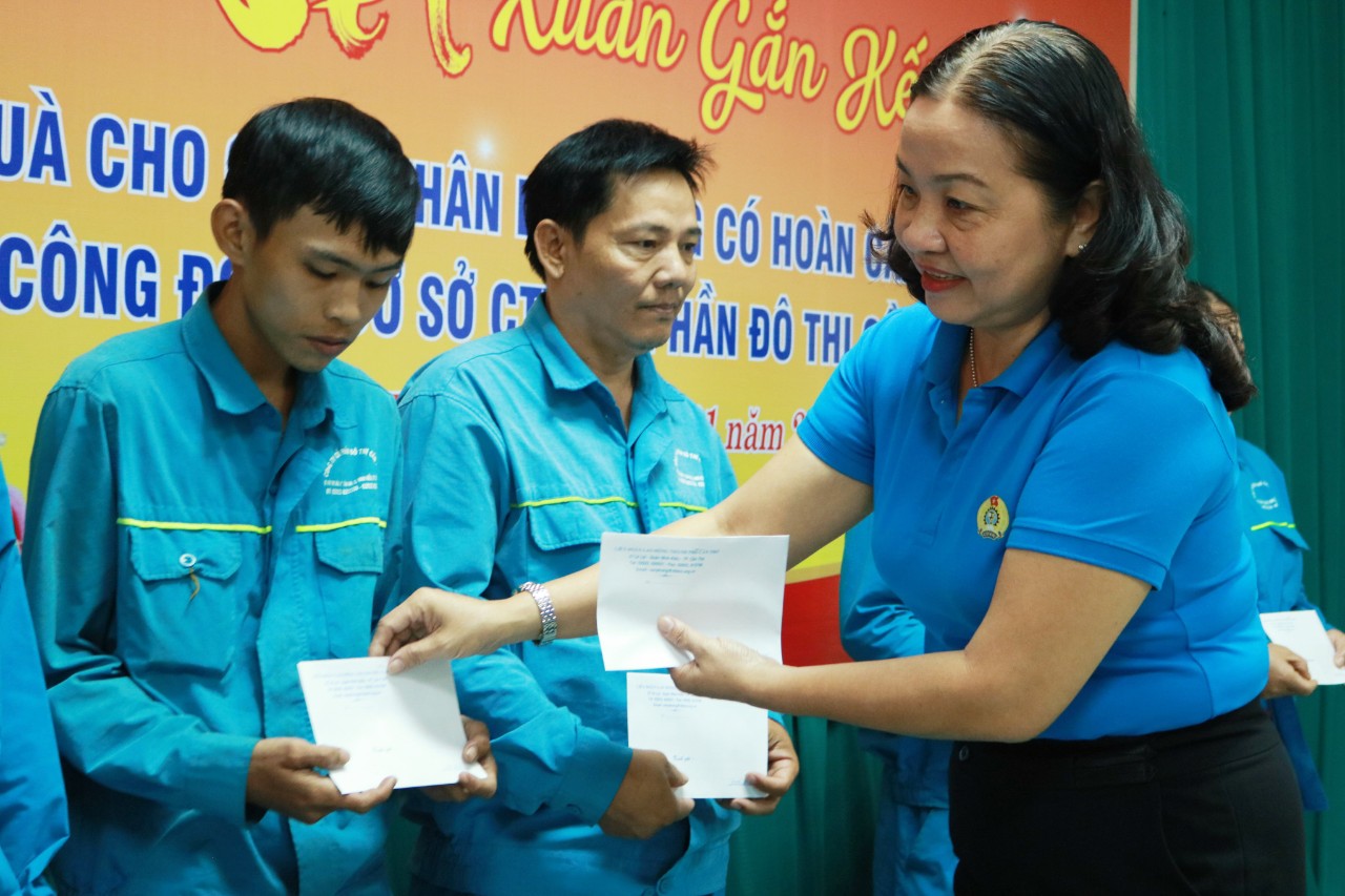 Liên đoàn Lao động thành phố Cần Thơ thăm và tặng quà cho đoàn viên, người lao động Công đoàn cơ sở Công ty Cổ phần Đô thị Cần Thơ
