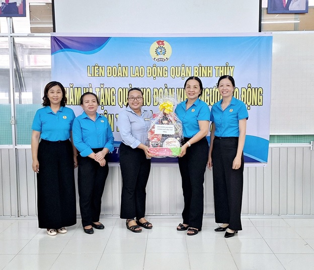 LIÊN ĐOÀN LAO ĐỘNG QUẬN BÌNH THỦY THĂM VÀ TRAO QUÀ HỖ TRỢ CHO ĐOÀN VIÊN, NGƯỜI LAO ĐỘNG CÓ HOÀN CẢNH KHÓ KHĂN NHÂN THÁNG CÔNG NHÂN NĂM 2024