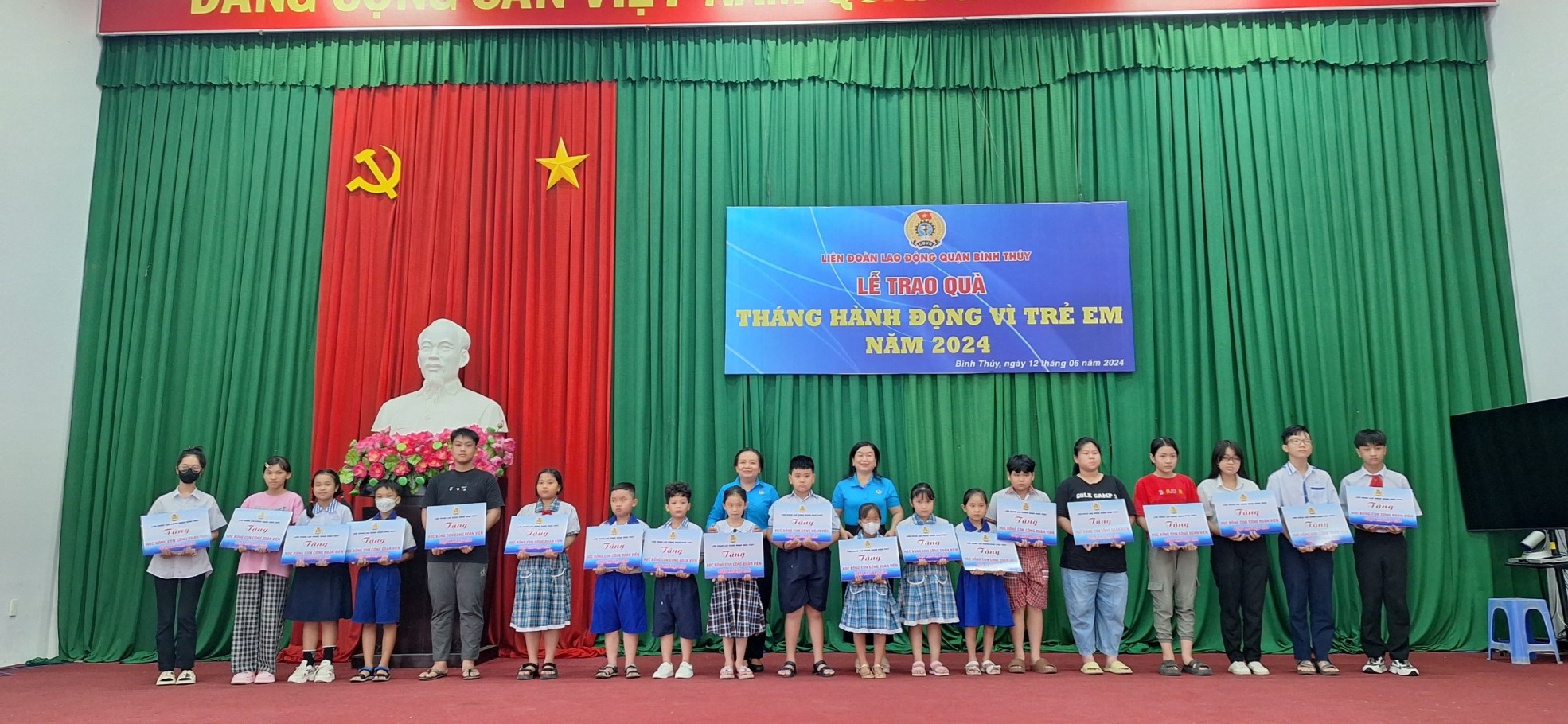 LIÊN ĐOÀN LAO ĐỘNG QUẬN BÌNH THỦY TỔ CHỨC TRAO QUÀ CHO CON CÔNG ĐOÀN VIÊN VƯỢT KHÓ, HỌC GIỎI, NHÂN “THÁNG HÀNH ĐỘNG VÌ TRẺ EM” NĂM 2024