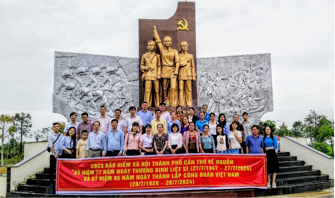 Công đoàn cơ sở Bảo hiểm xã hội thành phố thăm Khu Di tích An Nam Cộng sản Đảng Cờ Đỏ