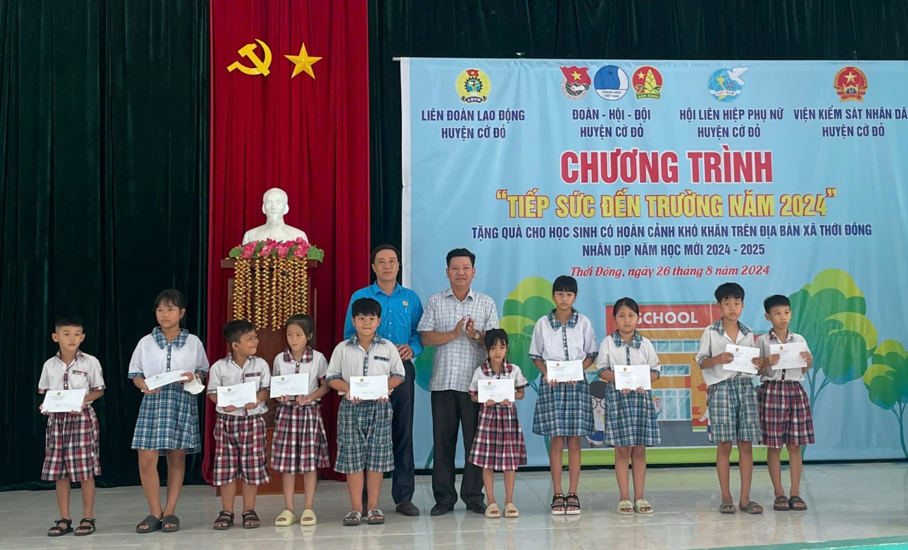 Liên đoàn Lao động huyện Cờ Đỏ chăm lo, tiếp sức học sinh đến trường năm học 2024 - 2025