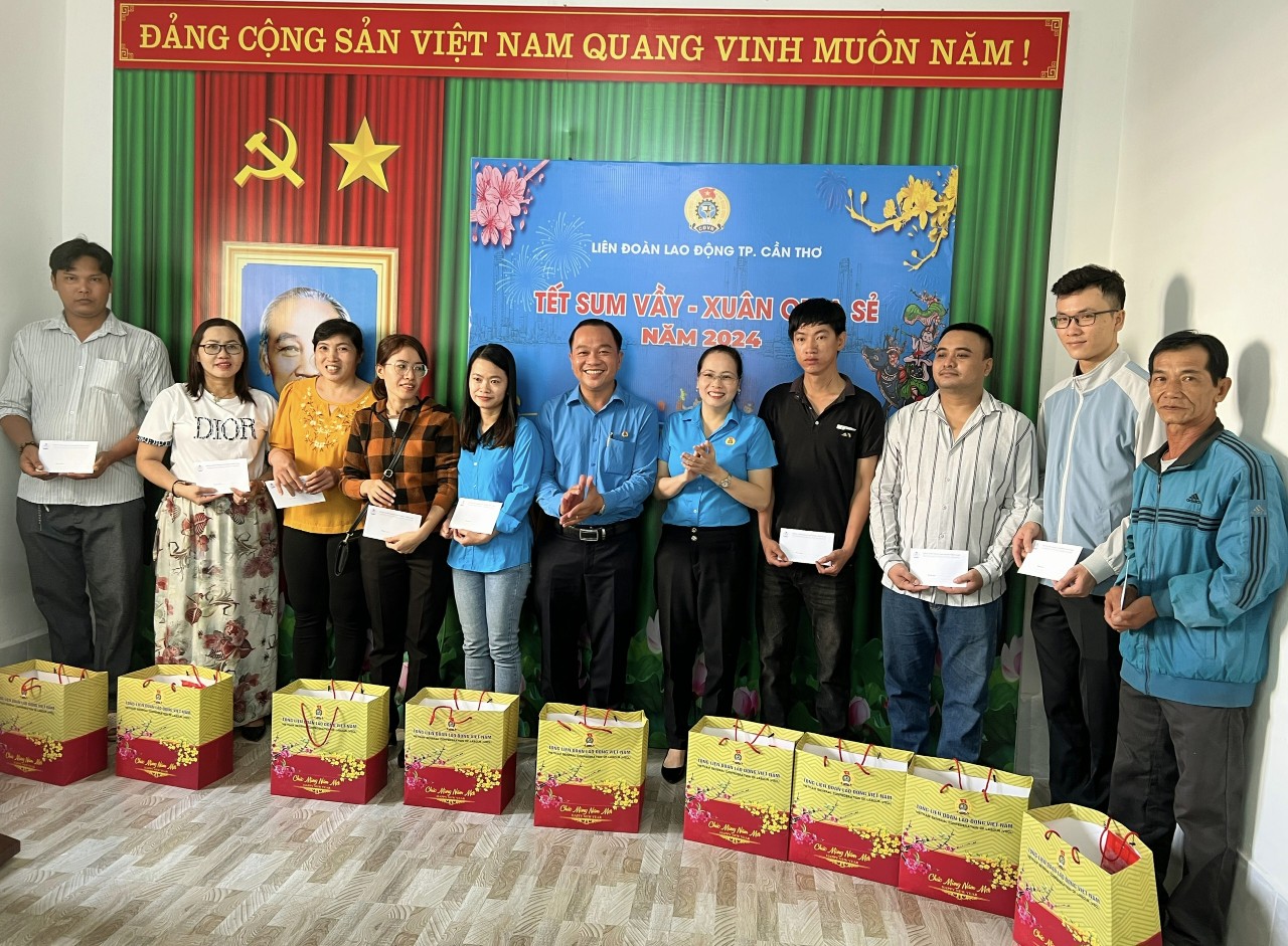 CĐ CÁC KHU CHẾ XUẤT VÀ CÔNG NGHIỆP CẦN THƠ TRAO QUÀ CHO ĐOÀN VIÊN, NGƯỜI LAO ĐỘNG CÓ HOÀN CẢNH ĐẶC BIỆT KHÓ KHĂN NHÂN DỊP TẾT NGUYÊN ĐÁN NĂM 2024