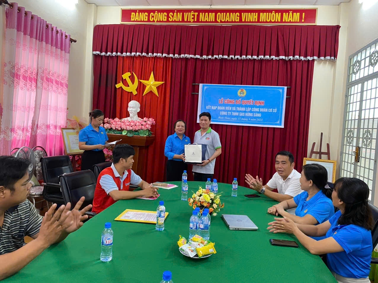  LIÊN ĐOÀN LAO ĐỘNG QUẬN BÌNH THỦY TỔ CHỨC LỄ KẾT NẠP ĐOÀN VIÊN VÀ THÀNH LẬP CÔNG ĐOÀN CƠ SỞ CÔNG TY TNHH GAS HỪNG SÁNG