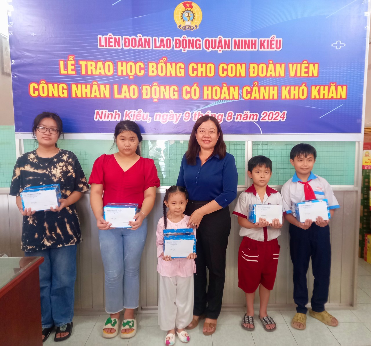 LIÊN ĐOÀN LAO ĐỘNG QUẬN NINH KIỀU TỔ CHỨC LỄ TRAO HỌC BỔNG CHO CON ĐOÀN VIÊN, NGƯỜI LAO ĐỘNG CÓ HOÀN CẢNH KHÓ KHĂN