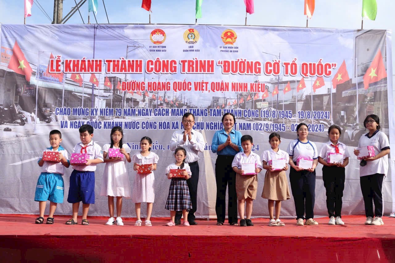 QUẬN NINH KIỀU PHỐI HỢP TỔ CHỨC LỄ KHÁNH THÀNH ĐƯỜNG CỜ TỔ QUỐC VÀ TRAO HỌC BỔNG CHÀO MỪNG KỶ NIỆM 79 NĂM NGÀY CÁCH MẠNG THÁNG TÁM VÀ QUỐC KHÁNH NƯỚC CỘNG HÒA XÃ HỘI CHỦ NGHĨA VIỆT NAM (2/9/1945 – 2/9/2024) 