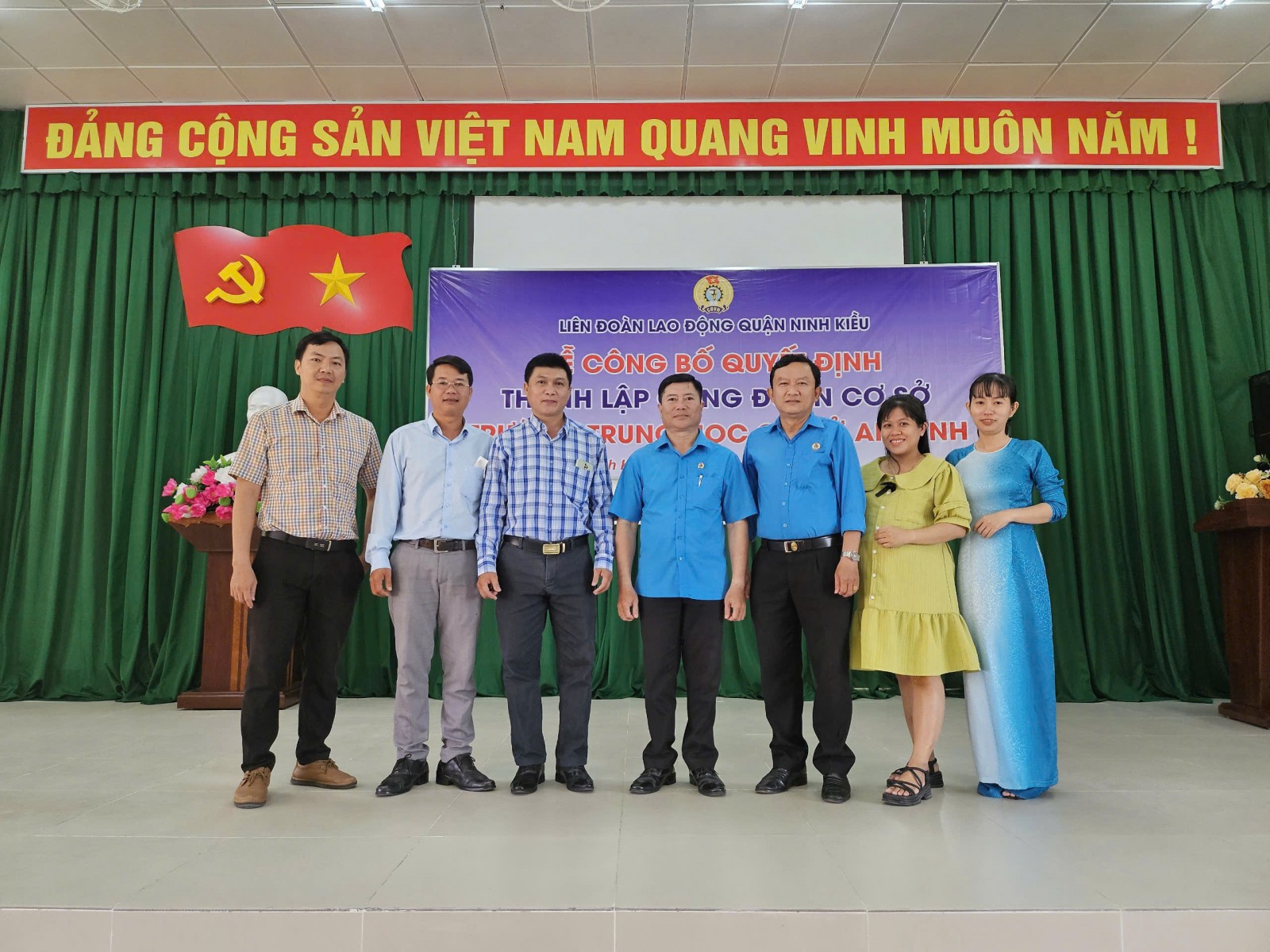 LIÊN ĐOÀN LAO ĐỘNG QUẬN NINH KIỀU TỔ CHỨC LỄ CÔNG BỐ QUYẾT ĐỊNH KẾT NẠP ĐOÀN VIÊN VÀ THÀNH LẬP MỚI CĐCS TRƯỜNG THCS AN BÌNH VÀ NGHIỆP ĐOÀN CƠ SỞ HOA KIỂNG PHƯỜNG AN KHÁNH