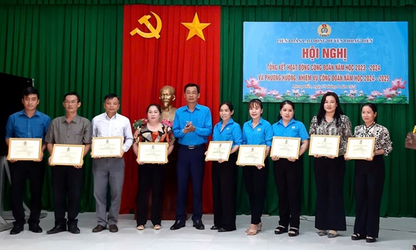 HUYỆN PHONG ĐIỀN: TỔNG KẾT HOẠT ĐỘNG CÔNG ĐOÀN NĂM HỌC 2023-2024 VÀ TRIỂN KHAI HOẠT ĐỘNG CÔNG ĐOÀN NĂM HỌC 2024-2025