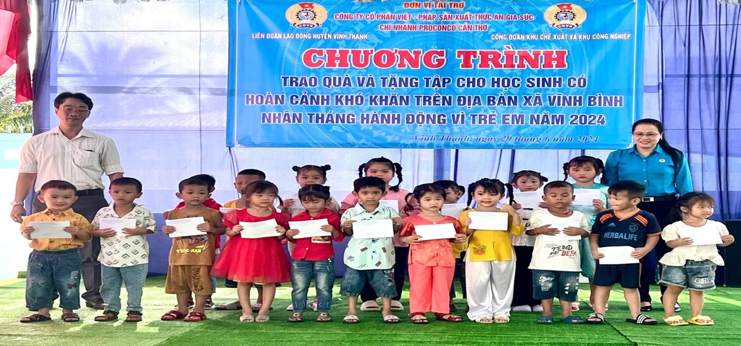 Tặng quà học sinh nghèo, hoàn cảnh khó khăn tại xã Vĩnh Bình, huyện Vĩnh Thạnh