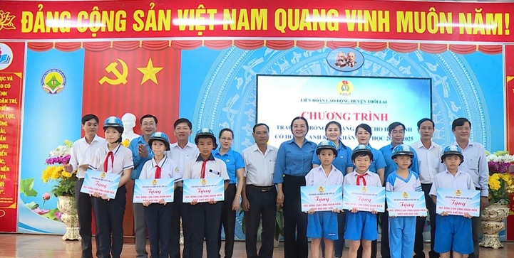 LIÊN ĐOÀN LAO ĐỘNG HUYỆN THỚI LAI TRAO HỌC BỔNG CHO CON CÔNG ĐOÀN VIÊN CÓ HOÀN CẢNH KHÓ KHĂN, NĂM HỌC 2024-2025