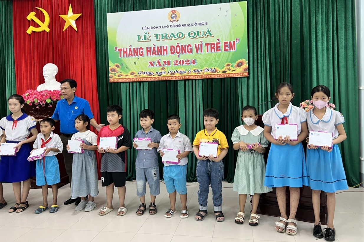 LIÊN ĐOÀN LAO ĐỘNG QUẬN Ô MÔN TỔ CHỨC TRAO QUÀ “THÁNG HÀNH ĐỘNG VÌ TRẺ” NĂM 2024