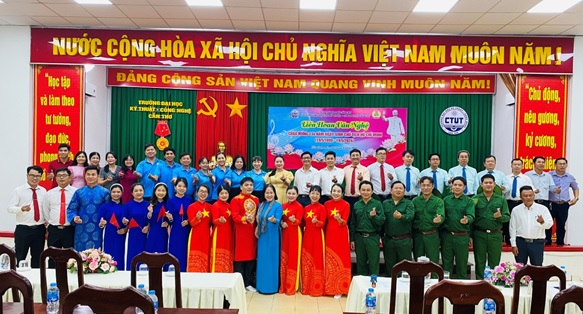 CĐCS TRƯỜNG ĐẠI HỌC KỸ THUẬT - CÔNG NGHỆ CẦN THƠ TỔ CHỨC LIÊN HOAN VĂN NGHỆ NHÂN KỶ NIỆM 134 NĂM NGÀY SINH CHỦ TỊCH HỒ CHÍ MINH (19/5/1890-19/5/2024)