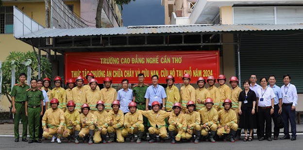 CÔNG ĐOÀN VIÊN CÔNG ĐOÀN CƠ SỞ TRƯỜNG CAO ĐẲNG NGHỀ CẦN THƠ TÍCH CỰC THAM GIA DIỄN TẬP PHƯƠNG ÁN CHỮA CHÁY, CỨU NẠN CỨU HỘ NĂM 2024