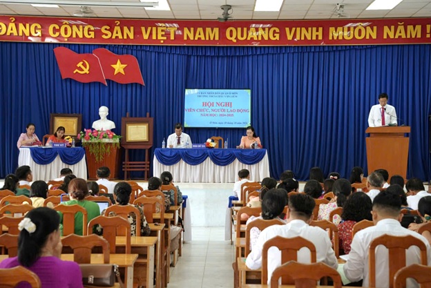 Công đoàn cơ sở Trường Trung học cơ sở Châu Văn Liêm phối hợp Ban Giám hiệu trường tổ chức Hội nghị cán bộ, viên chức, người lao động năm 2024