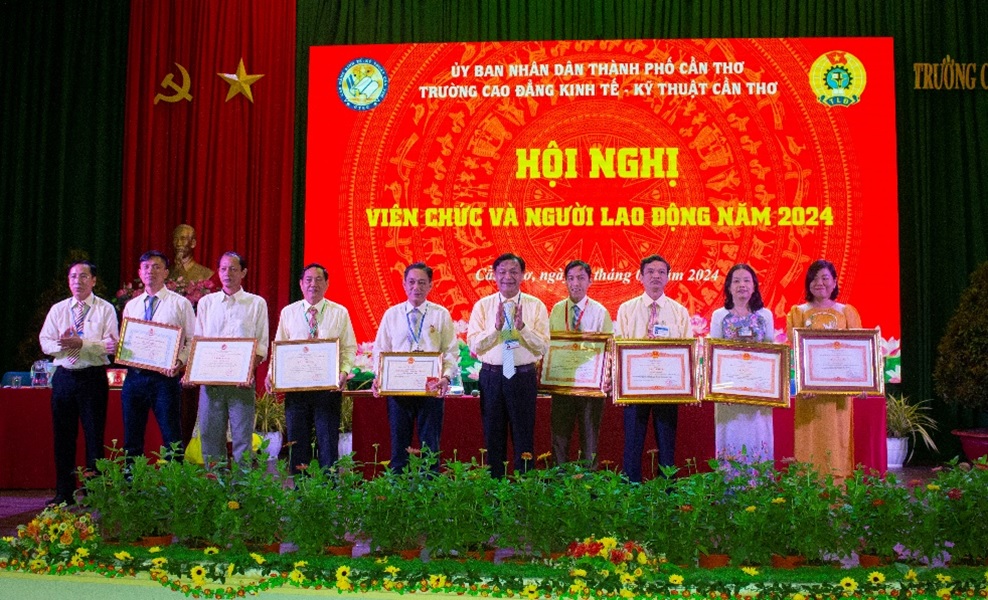 TRƯỜNG CAO ĐẲNG KINH TẾ - KỸ THUẬT CẦN THƠ TỔ CHỨC HỘI NGHỊ VIÊN CHỨC VỚI MỤC TIÊU “XUÂN MỚI THÀNH CÔNG MỚI”