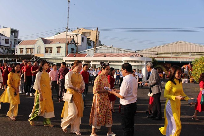 Công nhân hào hứng diện áo dài nhận lì xì trong ngày đầu đi làm lại