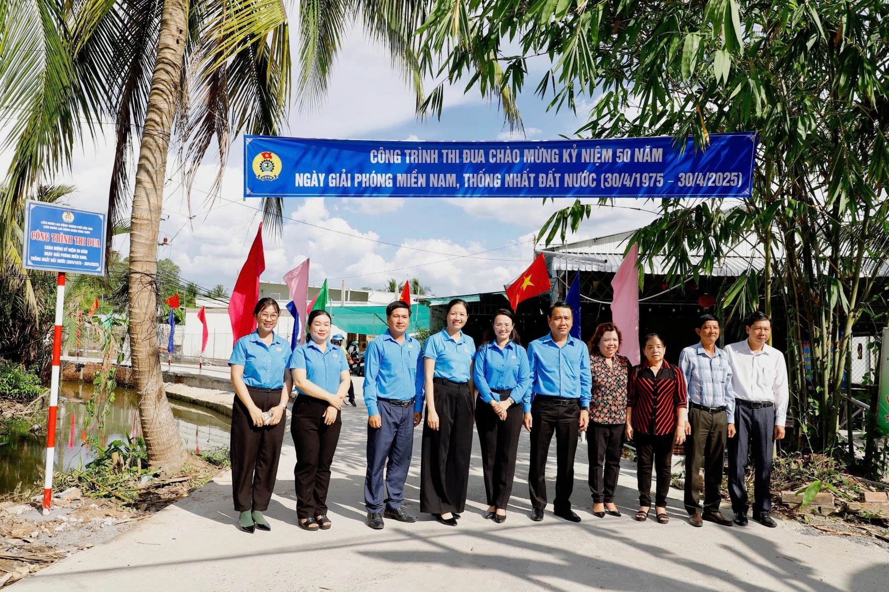 LIÊN ĐOÀN LAO ĐỘNG QUẬN BÌNH THỦY PHỐI HỢP VỚI CĐCS PHƯỜNG LONG TUYỀN GẮN BIỂN CÔNG TRÌNH ĐƯỜNG CỜ TỔ QUỐC, PHƯỜNG LONG TUYỀN, QUẬN BÌNH THỦY