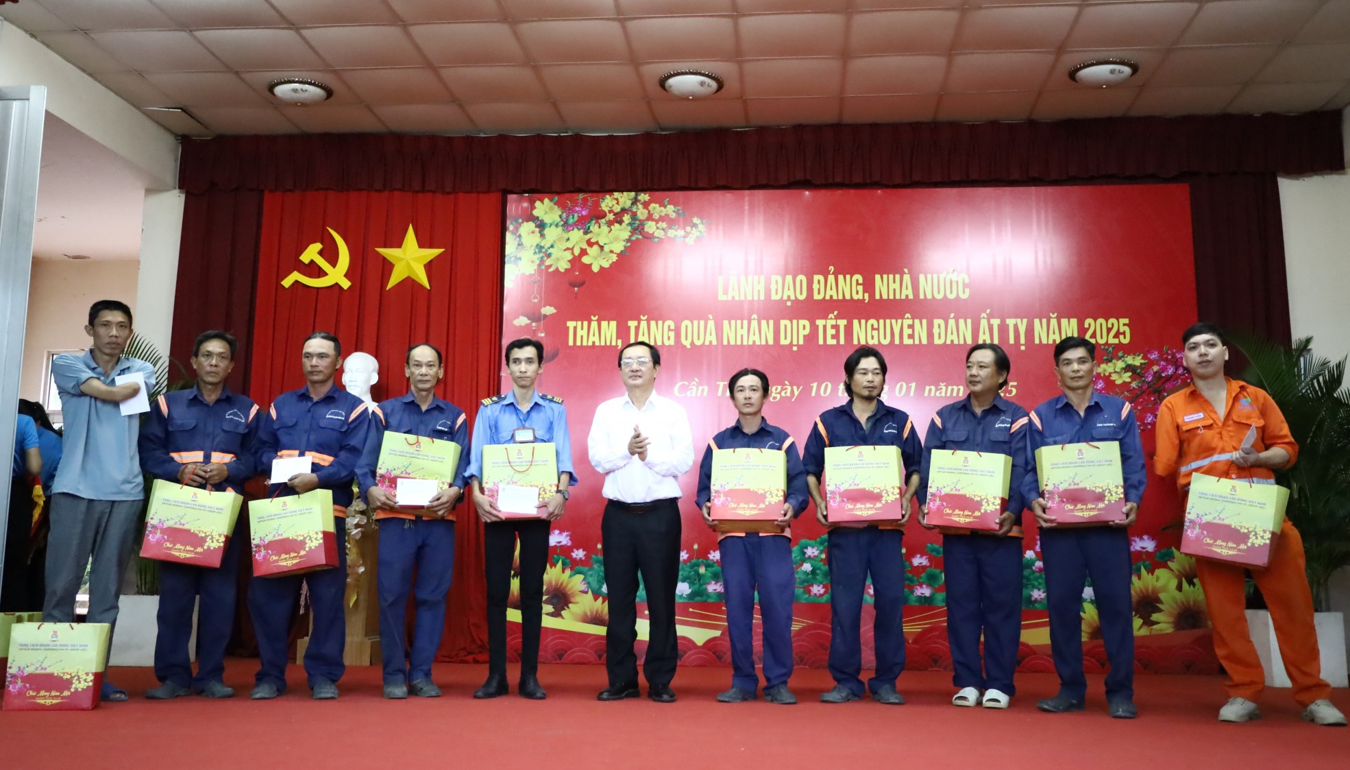 Cần Thơ: Bộ trưởng Bộ KH&CN Huỳnh Thành Đạt trao tặng quà cho ĐV, CNLĐ có hoàn cảnh khó khăn