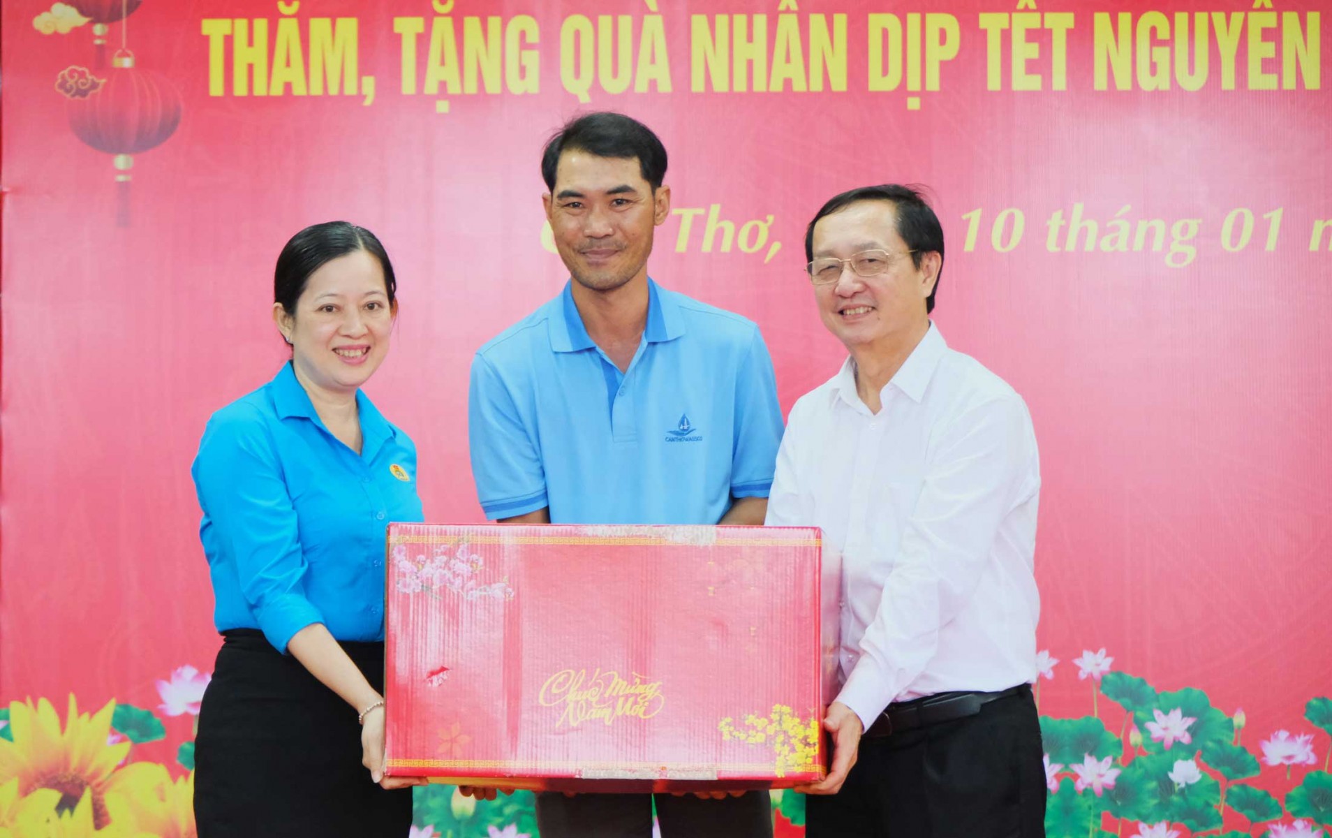 Trao 100 phần quà Tết cho đoàn viên, người lao động Cần Thơ