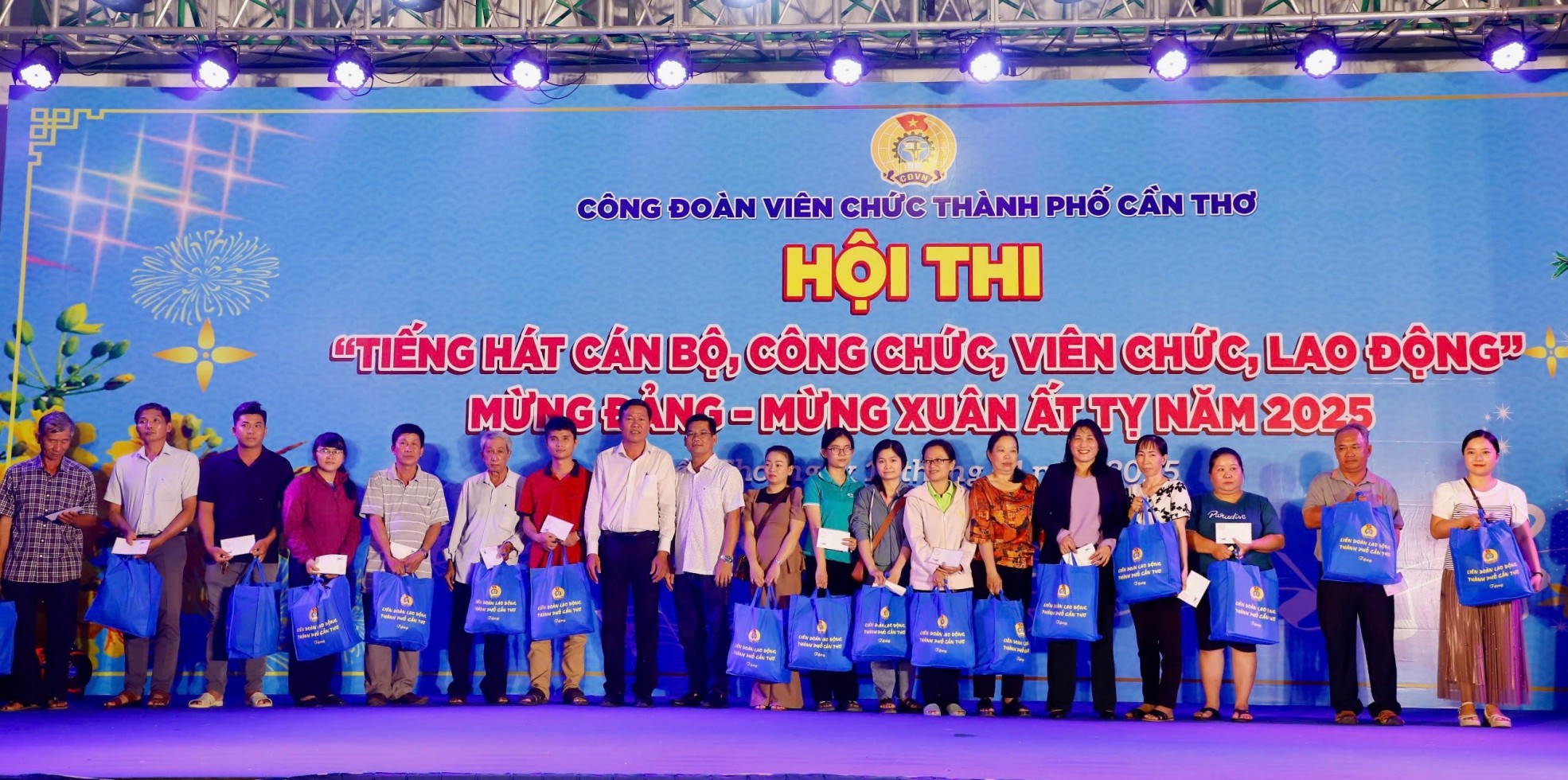 Công đoàn Viên chức thành phố Cần Thơ thực hiện chương trình “Tết Sum vầy - Xuân ơn Đảng” năm 2025