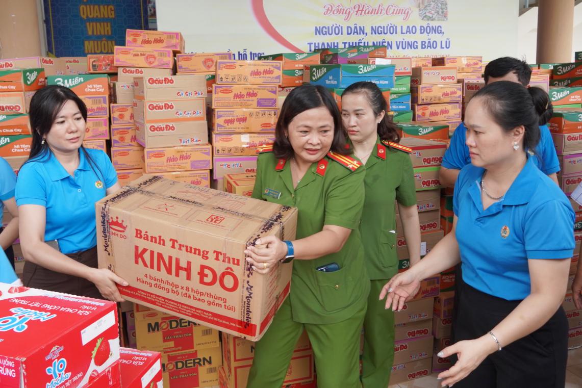 Cần Thơ gửi “Chuyến xe nghĩa tình” hỗ trợ người dân vùng lũ Thái Nguyên