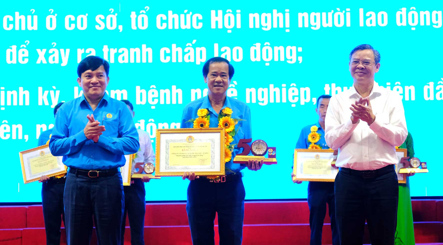  Công đoàn Cần Thơ tôn vinh 19 doanh nghiệp và 31 đoàn viên tiêu biểu