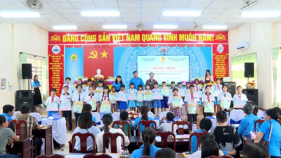 CÔNG ĐOÀN ỦY BAN NHÂN DÂN THÀNH PHỐ TẶNG QUÀ CHO CÁC CHÁU HỌC SINH CÓ HOÀN CẢNH KHÓ KHĂN NĂM 2025