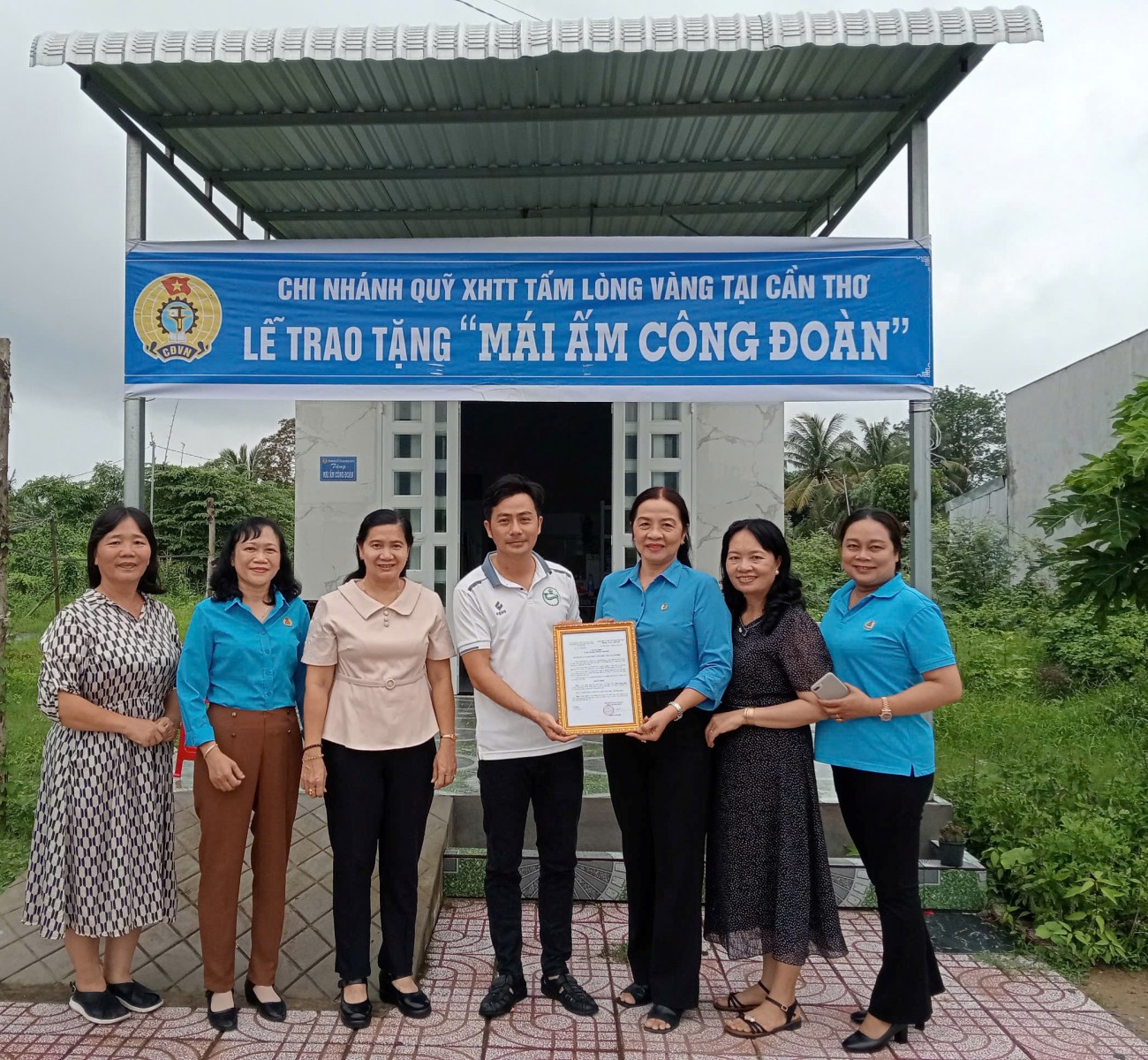 CÔNG ĐOÀN ỦY BAN NHÂN DÂN THÀNH PHỐ CẦN THƠ BÀN GIAO MÁI ẤM CÔNG ĐOÀN CHO ĐOÀN VIÊN, CBCCVC-LĐ