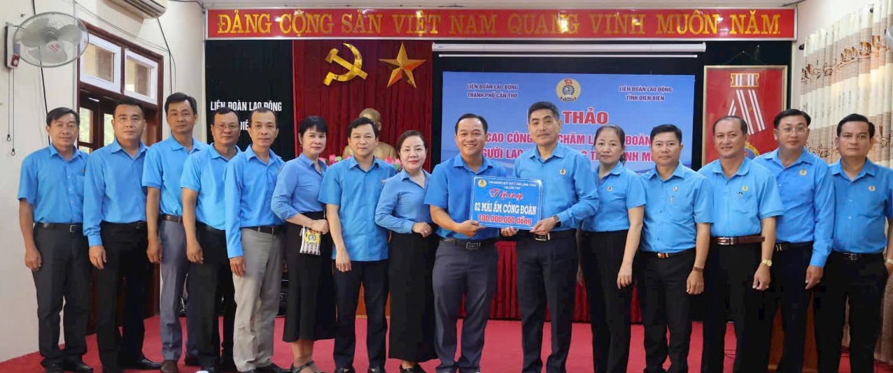 Trao tặng 2 nhà ở Mái ấm Công đoàn tại Điện Biên