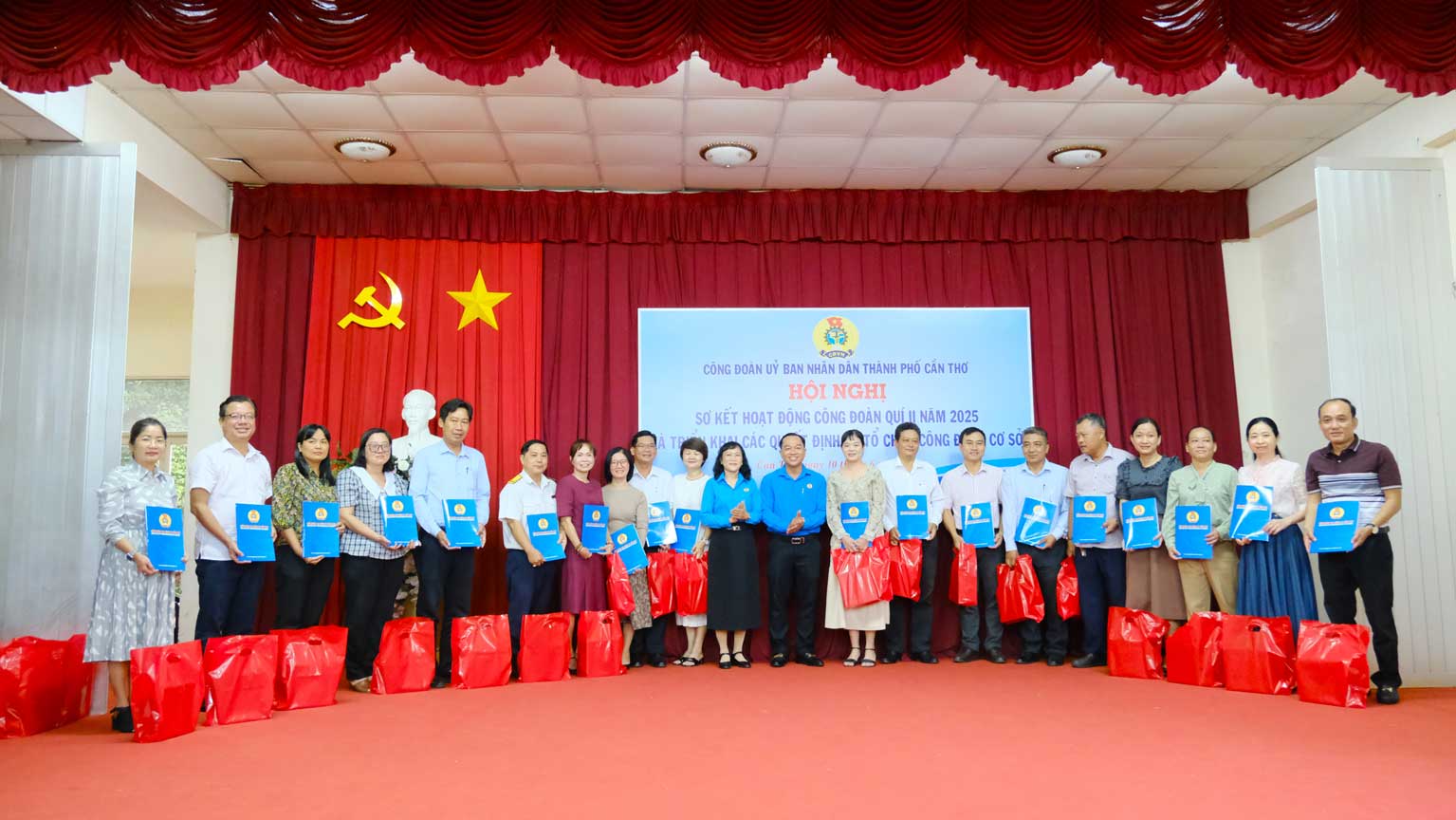 CÔNG ĐOÀN ỦY BAN NHÂN DÂN THÀNH PHỐ TỔ CHỨC HỘI NGHỊ SƠ KẾT QUÝ II NĂM 2025 VÀ TRIỂN KHAI CÁC QUYẾT ĐỊNH VỀ CÔNG TÁC TỔ CHỨC CĐCS