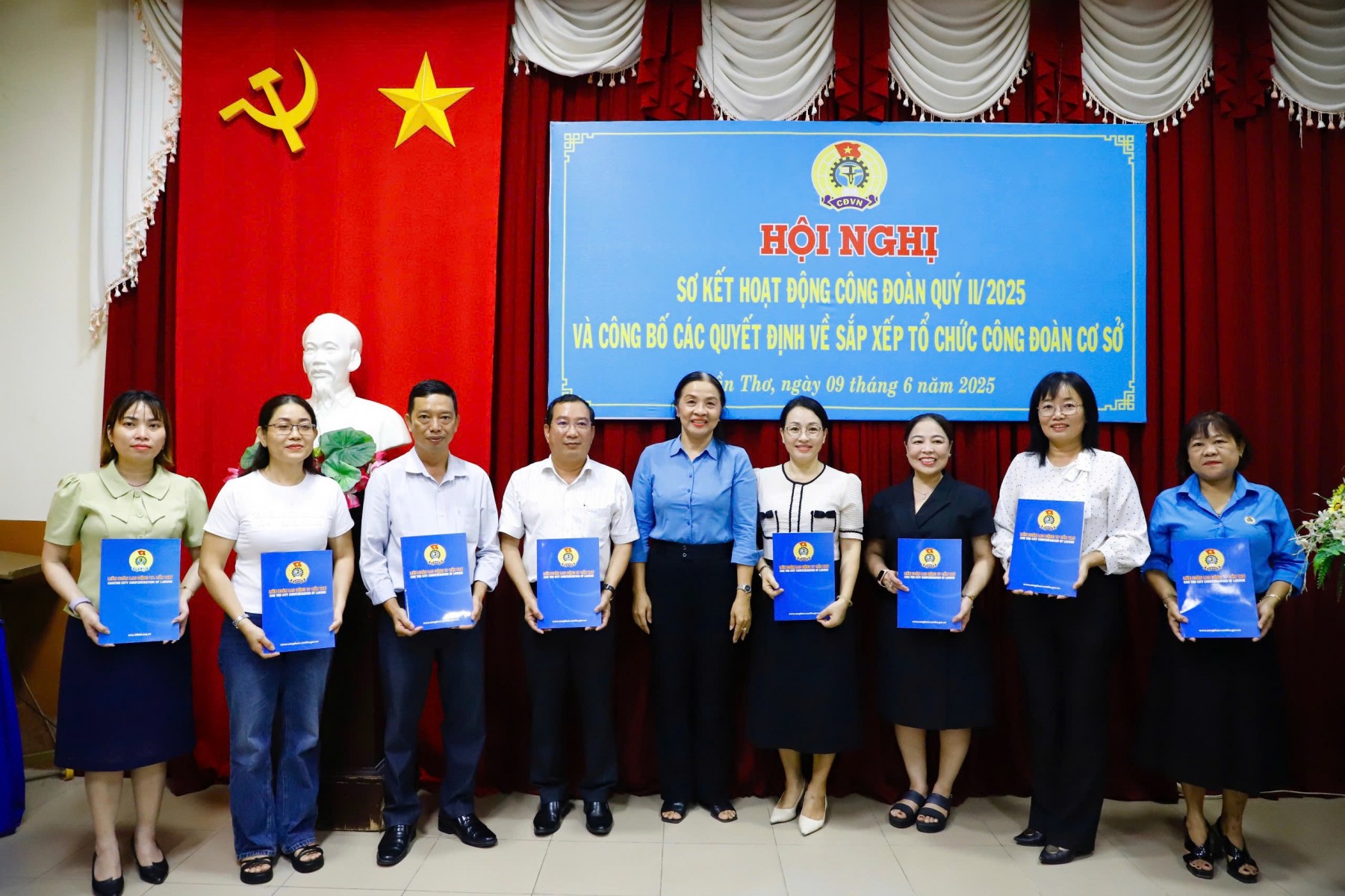 Công bố các quyết định về sắp xếp tổ chức công đoàn cơ sở