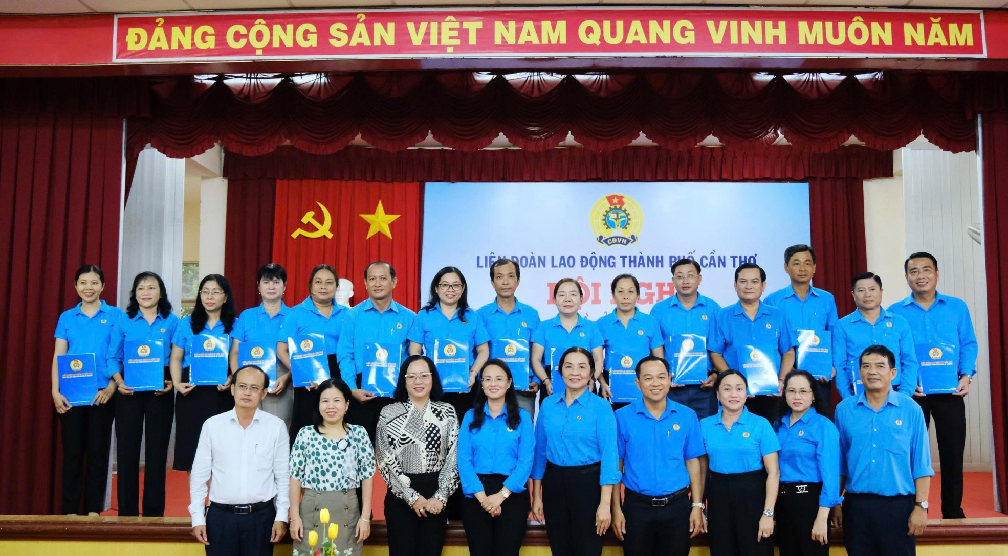 Công đoàn Cần Thơ công bố quyết định về tổ chức bộ máy và công tác cán bộ