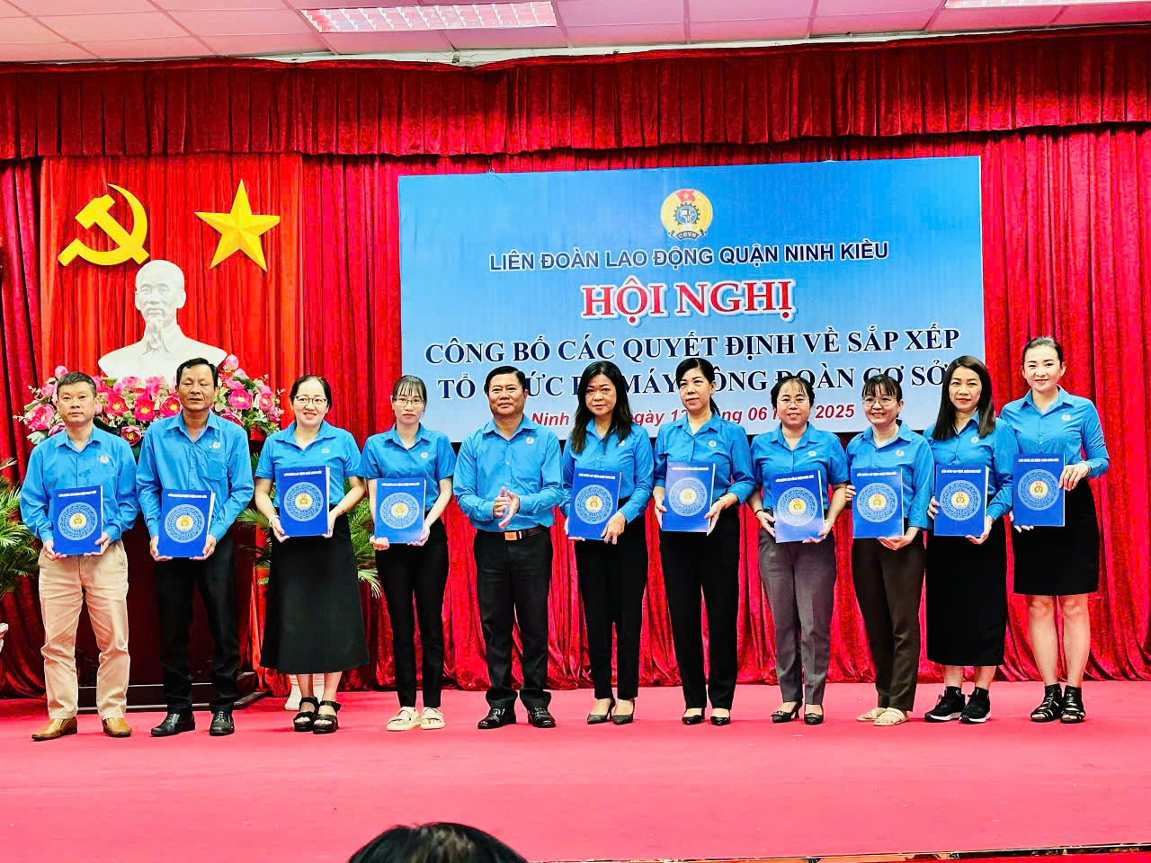 QUẬN NINH KIỀU: TỔ CHỨC HỘI NGHỊ CÔNG BỐ CÁC QUYẾT ĐỊNH VỀ SẮP XẾP TỔ CHỨC BỘ MÁY CÔNG ĐOÀN CƠ SỞ