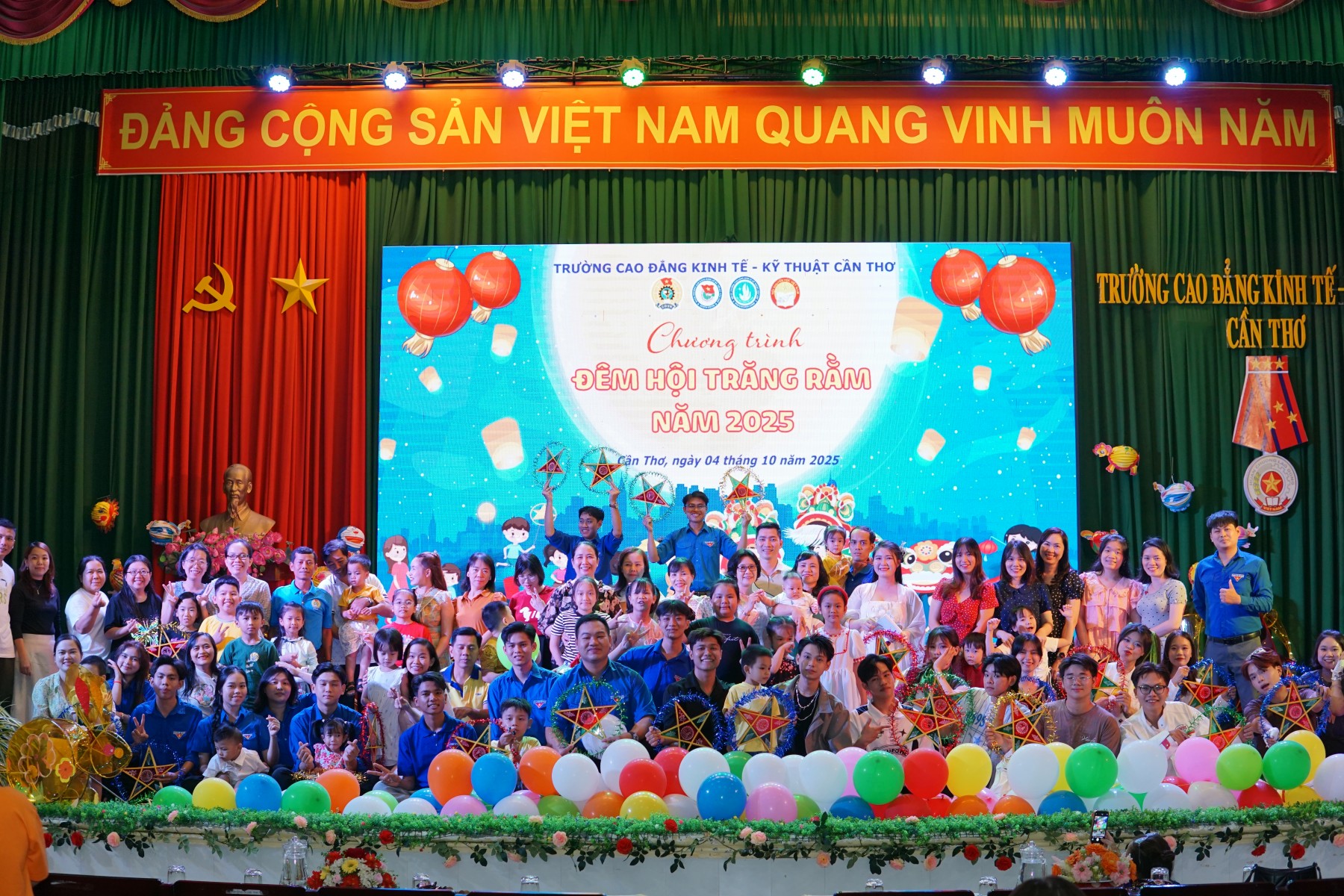  “ĐÊM HỘI TRĂNG RẰM 2025” CỦA CÁC CHÁU LÀ CON CỦA CÁN BỘ, VIÊN CHỨC TRƯỜNG CAO ĐẲNG KINH TẾ - KỸ THUẬT CẦN THƠ