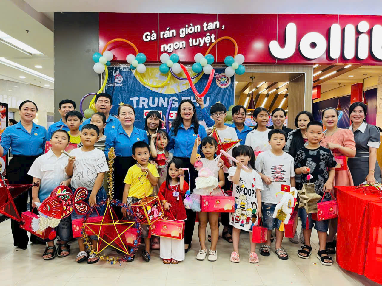 Công đoàn cơ sở Cơ quan Liên đoàn Lao động thành phố Cần Thơ tổ chức Vui tết Trung thu cho con cán bộ, công chức. 