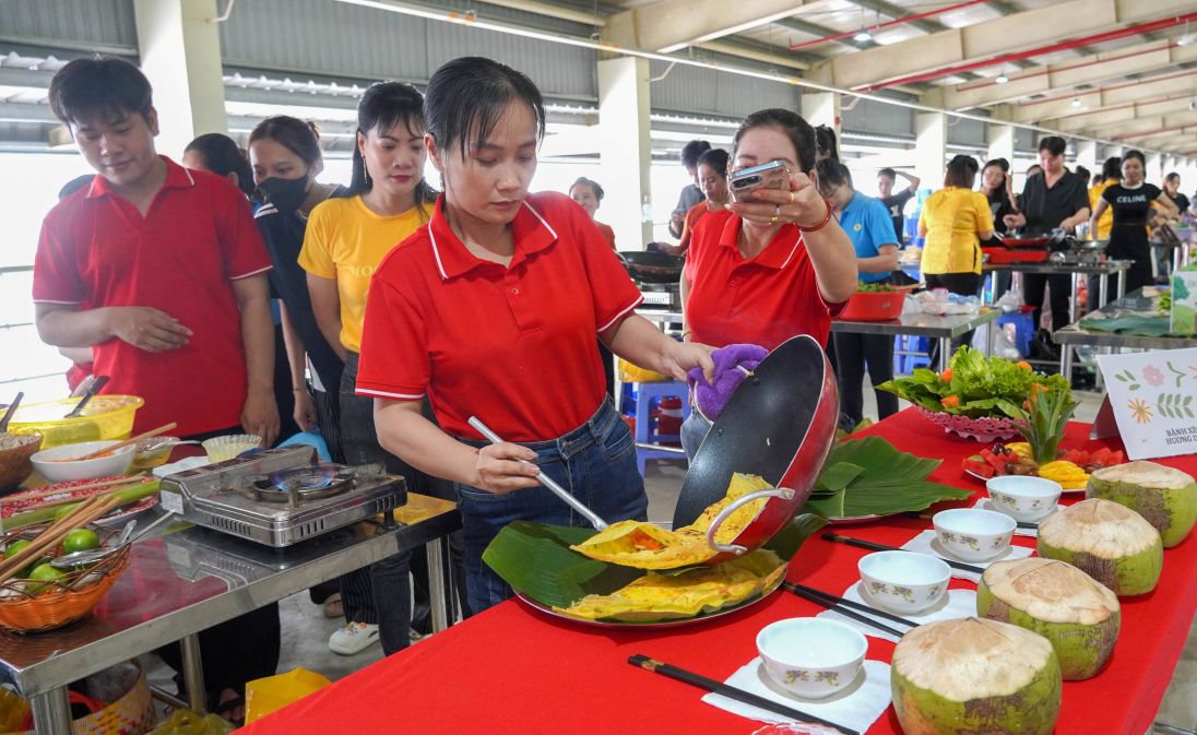 Công nhân thi làm bánh xèo, gắn kết tập thể sau giờ làm việc