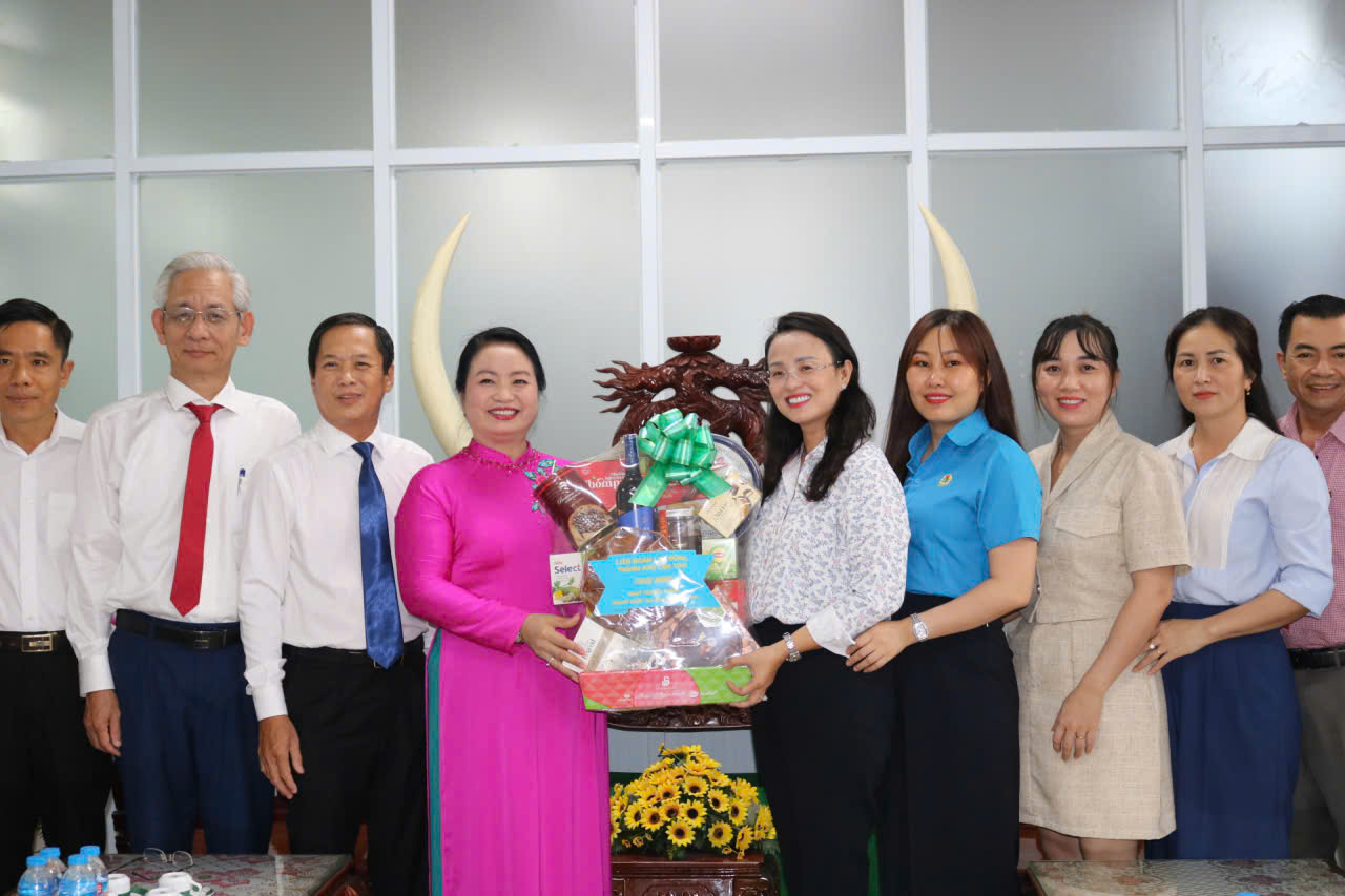 Công đoàn Cần Thơ chúc mừng ngày truyền thống các ngành của Đảng