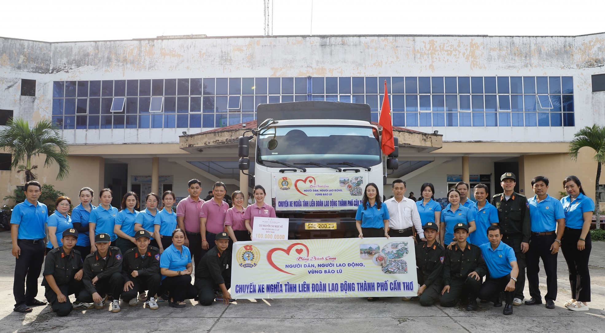 Cần Thơ gửi "Chuyến xe nghĩa tình" hỗ trợ đồng bào bị thiệt hại do mưa lũ