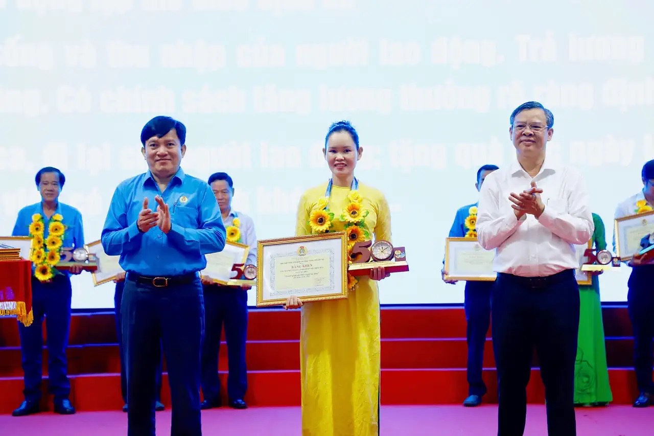 Dưới cờ Đảng vẻ vang, giai cấp công nhân viết tiếp trang sử vàng, vững tin bước vào kỷ nguyên mới 