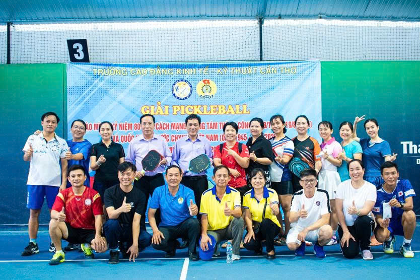 Giải Pickleball sôi nổi tại Trường Cao đẳng Kinh tế - Kỹ thuật