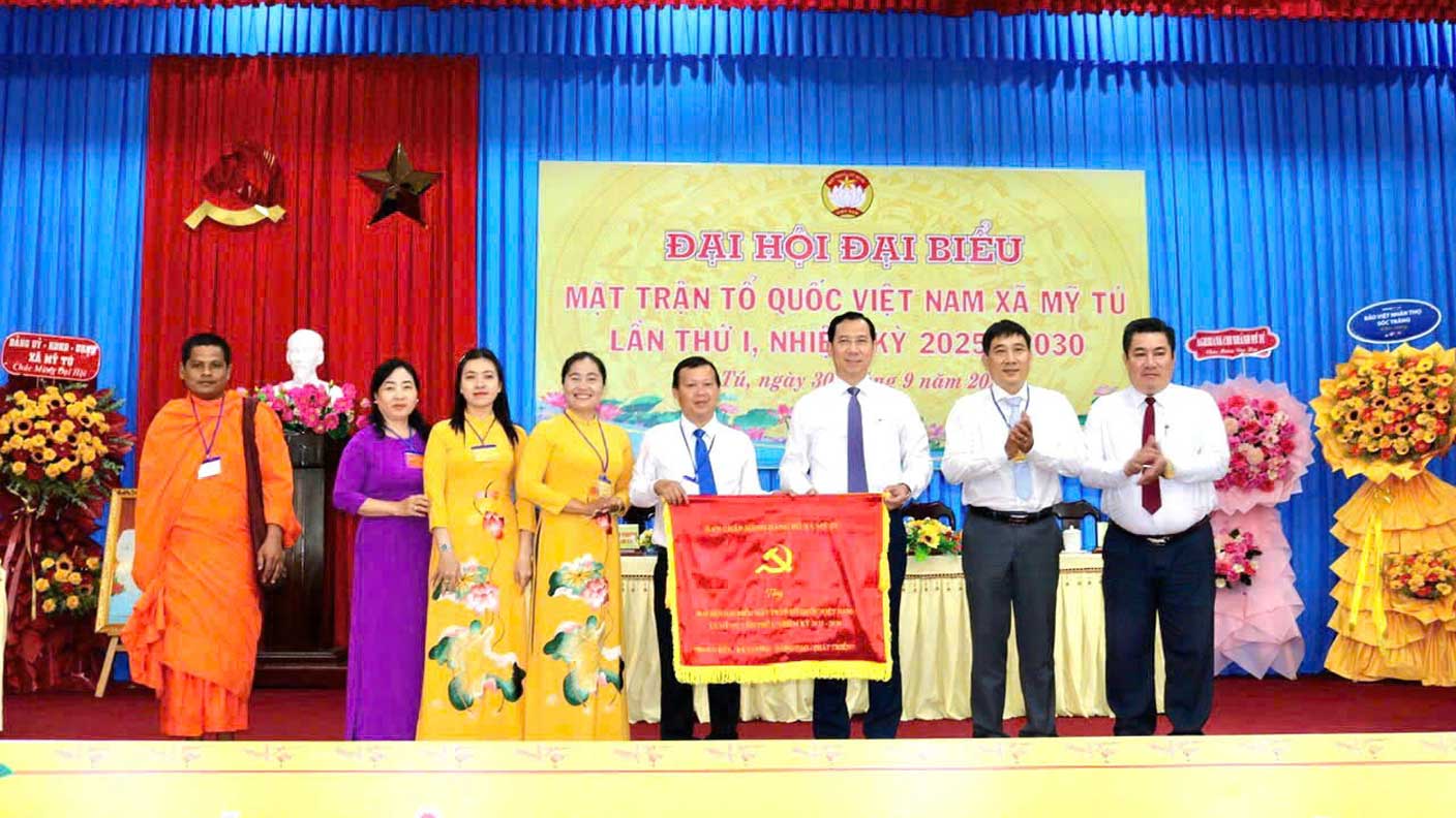 Ban Chấp hành Đảng bộ xã Mỹ Tú tặng bức trướng cho Đại hội. Ảnh: Ủy ban MTTQ Việt Nam TP Cần Thơ