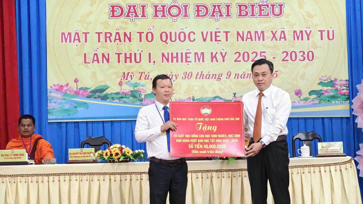 Trao bảng tượng trưng tặng 40 suất học bổng cho học sinh nghèo, vượt khó học tốt trên địa bàn xã Mỹ Tú. Ảnh: Ủy ban MTTQ Việt Nam TP Cần Thơ