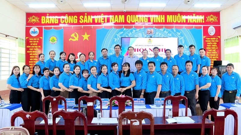 LIÊN ĐOÀN LAO ĐỘNG HUYỆN THỚI LAI TỔ CHỨC HỘI NGHỊ QUÁN TRIỆT, TUYÊN TRUYỀN HỌC TẬP CHUYÊN ĐỀ NĂM 2025 VÀ LUẬT CÔNG ĐOÀN NĂM 2024 (SỬA ĐỔI)