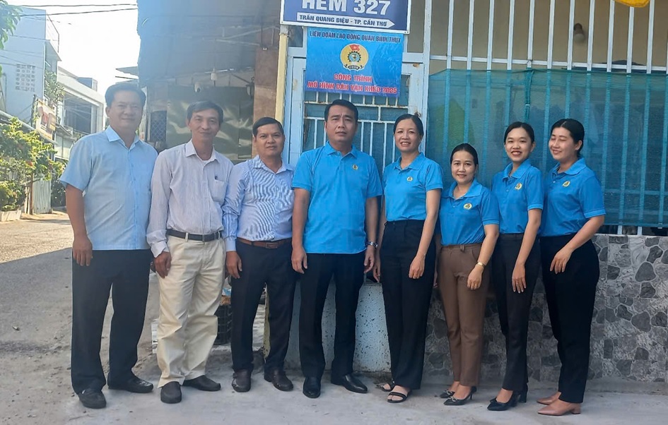 LIÊN ĐOÀN LAO ĐỘNG QUẬN BÌNH THỦY THỰC HIỆN CÔNG TRÌNH DÂN VẬN KHÉO CHÀO MỪNG CÁC NGÀY LỄ LỚN TRONG NĂM VÀ CHÀO MỪNG THÁNG CÔNG NHÂN NĂM 2025