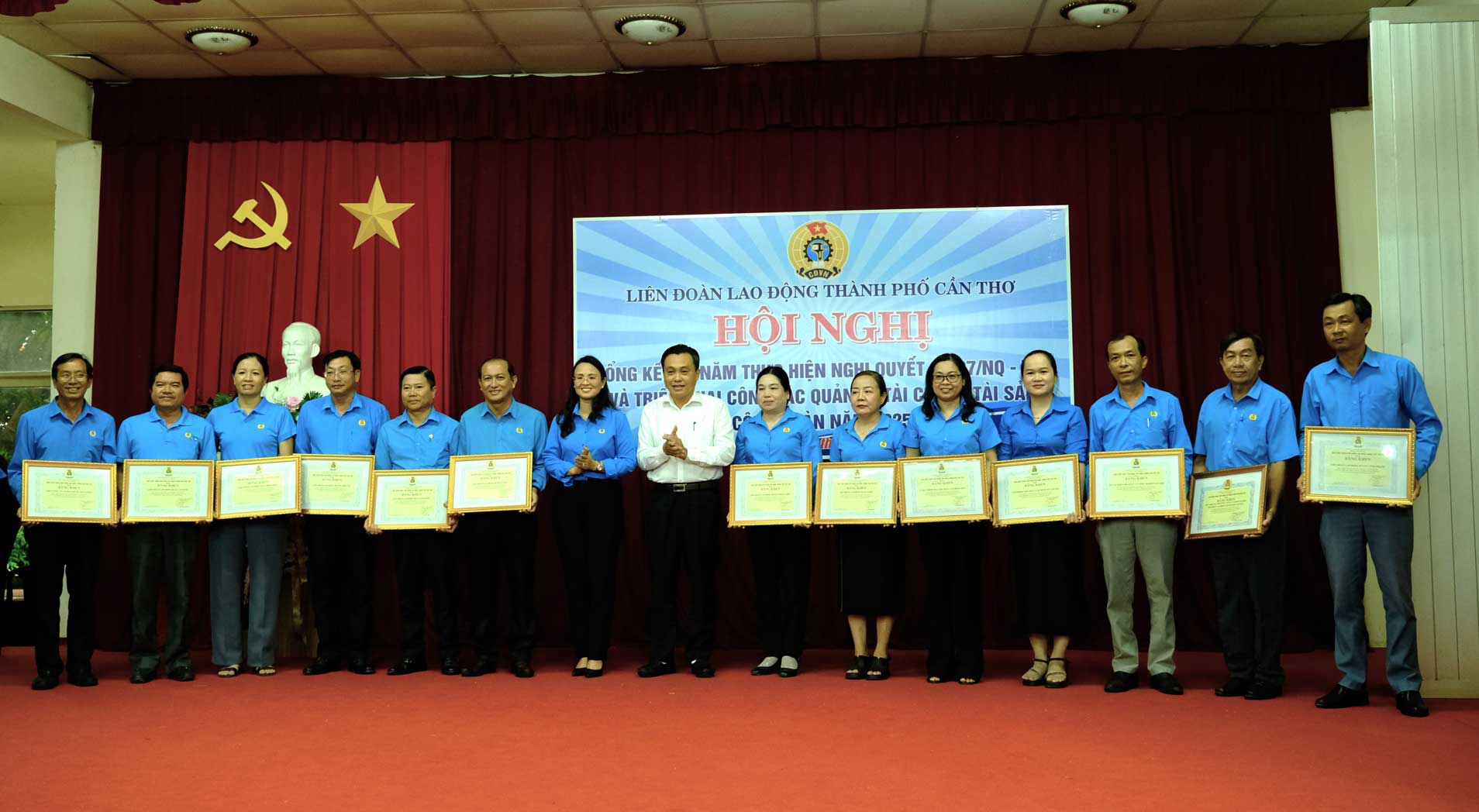 Khen thưởng 13 tập thể có thành tích trong thực hiện công tác tài chính Công đoàn