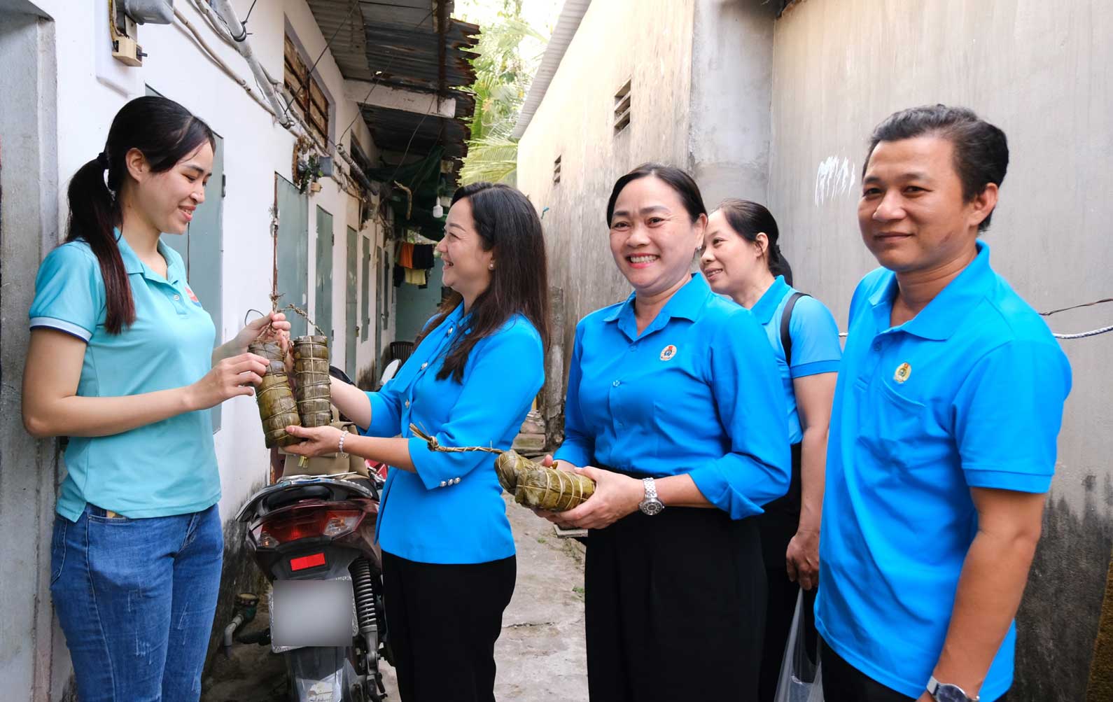 LĐLĐ TP Cần Thơ tặng bánh tét, mang Tết về khu nhà trọ
